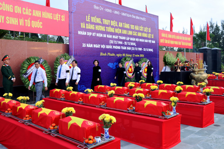 Lãnh đạo tỉnh Bình Phước tổ chức lễ viếng, truy điệu, an táng 105 hài cốt liệt sĩ.