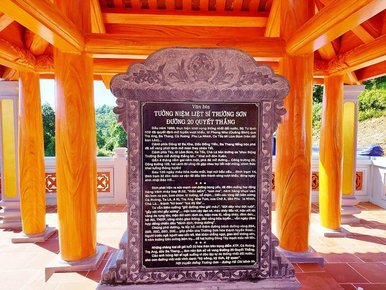 Bia tưởng niệm liệt sĩ đường 20 Quyết thắng.