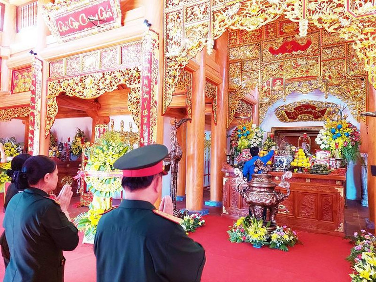 Các cựu chiến binh về viếng đồng đội.