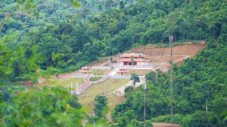 Ngôi đền thiêng trên đỉnh Trường Sơn.