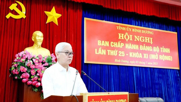 Bí thư Tỉnh ủy Bình Dương Nguyễn Văn Lợi phát biểu ý kiến tại hội nghị.