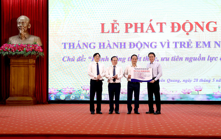 Quỹ Bảo trợ trẻ em Việt Nam trao biểu trưng tài trợ cho lãnh đạo tỉnh Tuyên Quang. Quỹ Bảo trợ trẻ em Việt Nam trao biểu trưng tài trợ cho lãnh đạo tỉnh Tuyên Quang.