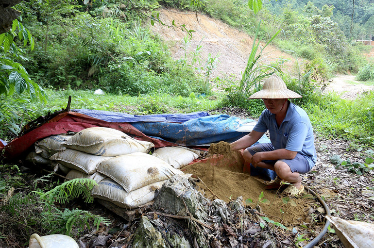 Đại diện công ty khẳng định những bao đất tập kết tại mỏ không phải là hóa chất nguy hại cho môi trường.