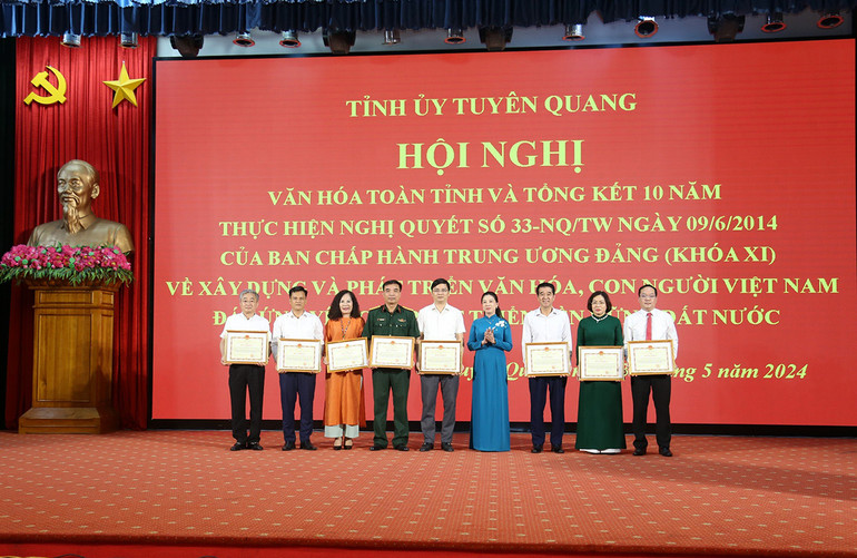 Đồng chí Lê Thị Kim Dung, Phó Bí thư Thường trực Tỉnh ủy, Chủ tịch Hội đồng nhân dân tỉnh trao bằng khen cho các tập thể.