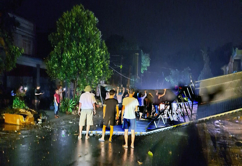 Mưa lớn kèm dông lốc làm 678 nhà dân tốc mái và nhiều diện tích hoa màu bị thiệt hại tại Tuyên Quang ảnh 2 Mưa lớn kèm dông lốc làm 678 nhà dân tốc mái và nhiều diện tích hoa màu bị thiệt hại tại Tuyên Quang ảnh 2