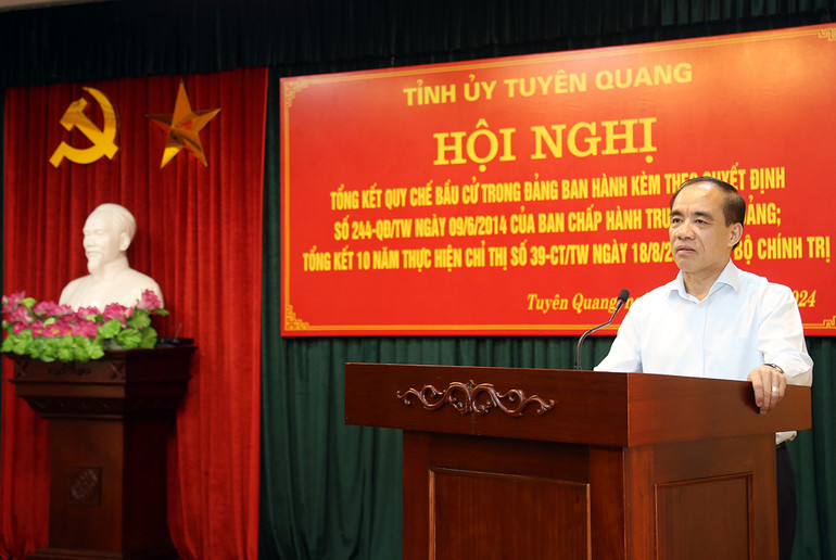 Đồng chí Chẩu Văn Lâm, Bí thư Tỉnh ủy Tuyên Quang phát biểu kết luận hội nghị.