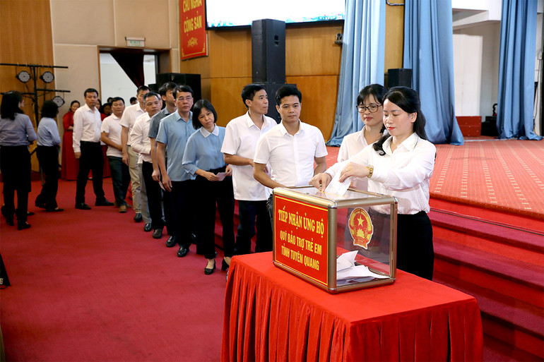 Quỹ Bảo trợ trẻ em tỉnh Tuyên Quang nhận số tiền quyên góp và quà ủng hộ gần 2,3 tỷ đồng. Quỹ Bảo trợ trẻ em tỉnh Tuyên Quang nhận số tiền quyên góp và quà ủng hộ gần 2,3 tỷ đồng.