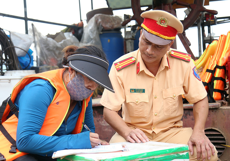 Chủ đò ký cam kết chấp hành Luật Giao thông đường thủy nội địa.