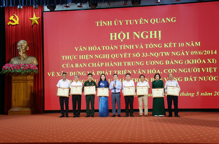 Đồng chí Nguyễn Văn Sơn, Chủ tịch Ủy ban nhân dân tỉnh Tuyên Quang trao bằng khen cho các cá nhân.