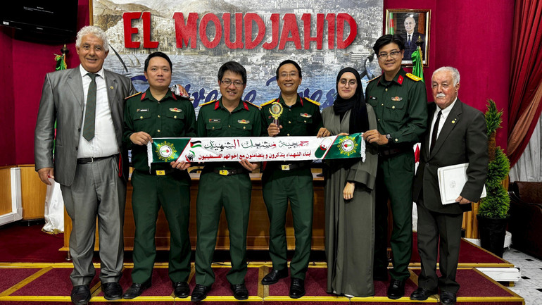 Nhóm các nhà báo của Trung tâm Phát thanh-Truyền hình Quân đội trong chuyến làm phim về Điện Biên Phủ tại Algeria. Nhóm các nhà báo của Trung tâm Phát thanh-Truyền hình Quân đội trong chuyến làm phim về Điện Biên Phủ tại Algeria.