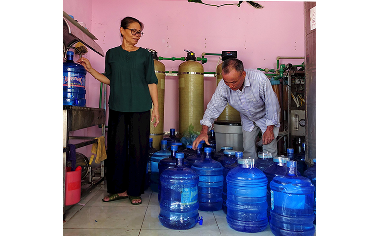 Vợ chồng ông bà Xê-Lan với công việc hằng ngày. Ảnh: TIẾN DŨNG Vợ chồng ông bà Xê-Lan với công việc hằng ngày. Ảnh: TIẾN DŨNG