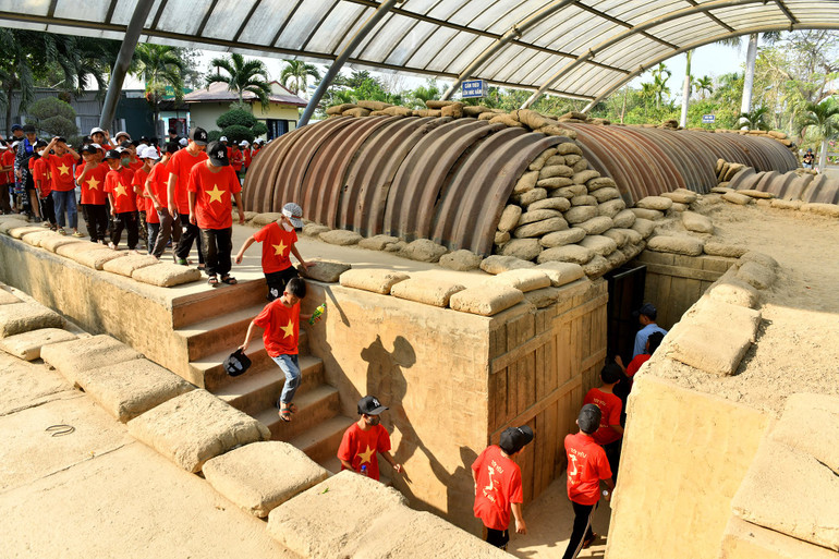 Đoàn học sinh tham quan di tích lịch sử Sở Chỉ huy tập đoàn cứ điểm Điện Biên Phủ, hay còn gọi là Hầm tướng Đờ Cát (De Castries).