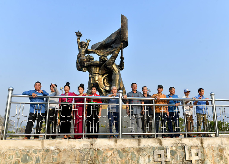 Du khách ngắm nhìn toàn cảnh thành phố Điện Biên Phủ từ Tượng đài Chiến thắng Điện Biên Phủ.