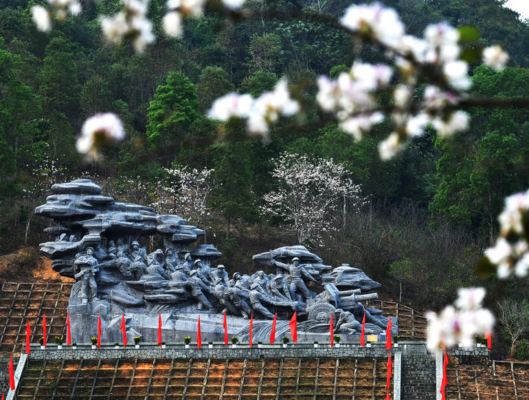 Mùa hoa ban bên Tượng đài Kéo pháo (xã Nà Nhạn, thành phố Điện Biên Phủ, tỉnh Điện Biên).