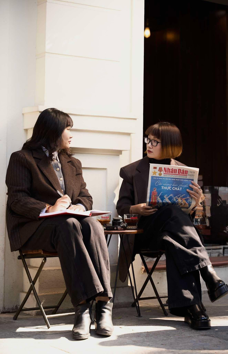 Trong câu chuyện cùng Nhân Dân cuối tuần, Mai Trịnh (bên phải) vẫn còn vẹn nguyên xúc cảm về sự thách thức cũng như thăng hoa mà dự án sách Lookbook Quảng Bình Đông Xuân mang lại. Ảnh: Nguyễn Hòa Trong câu chuyện cùng Nhân Dân cuối tuần, Mai Trịnh (bên phải) vẫn còn vẹn nguyên xúc cảm về sự thách thức cũng như thăng hoa mà dự án sách Lookbook Quảng Bình Đông Xuân mang lại. Ảnh: Nguyễn Hòa