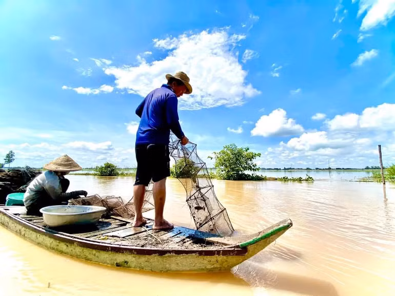 Người dân huyện An Phú, tỉnh An Giang đón lũ. Ảnh: Phương Bằng