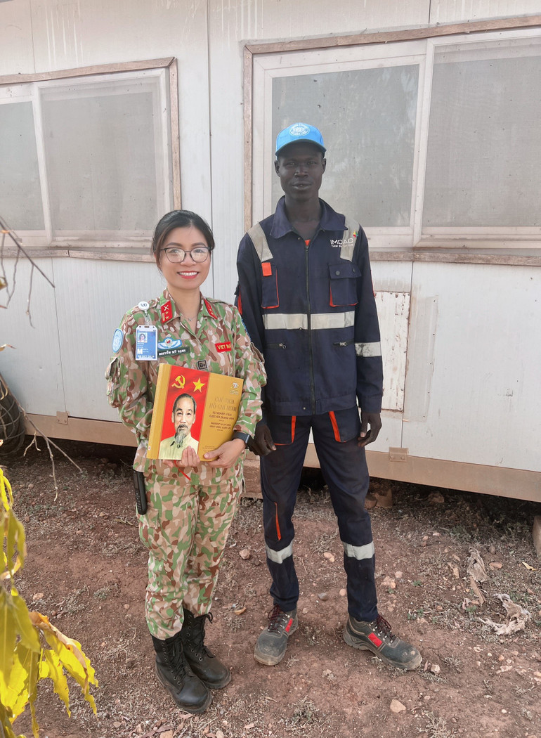 Người thanh niên dễ mến, với câu chào rành rọt bằng tiếng Việt. Người thanh niên dễ mến, với câu chào rành rọt bằng tiếng Việt.
