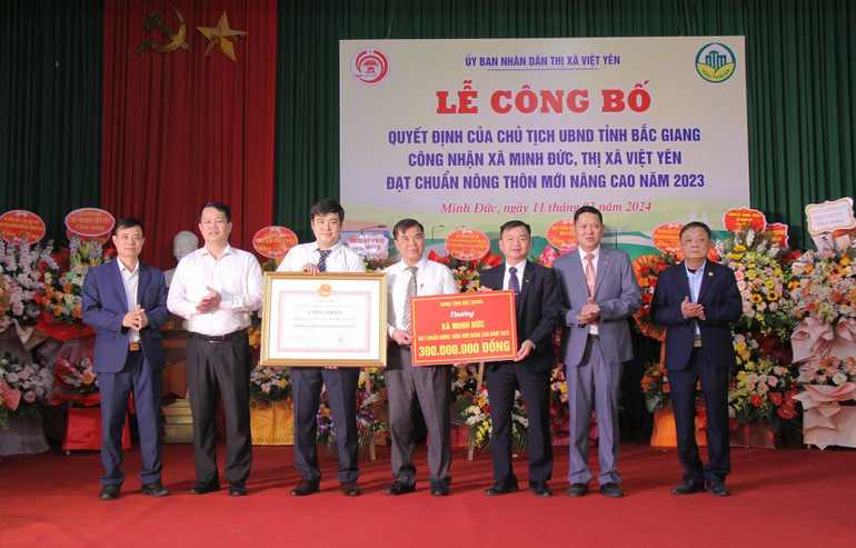 Xã Minh Đức, thị xã Việt Yên vinh dự đón bằng công nhận đạt chuẩn nông thôn mới nâng cao. Ảnh: THẾ HIỀN