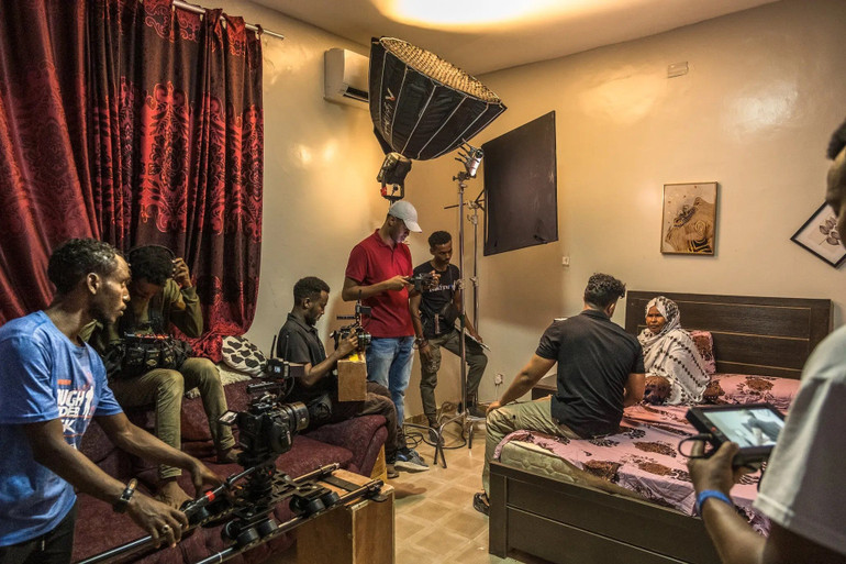 Không ai trong số các thành viên đoàn làm phim này được đào tạo bài bản về điện ảnh. Không ai trong số các thành viên đoàn làm phim này được đào tạo bài bản về điện ảnh.