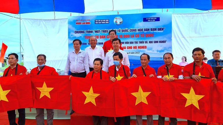 Đồng chí Trương Hoà Bình cùng đoàn công tác trao quà cho ngư dân miền biển Sông Đốc vào sáng 25/8.