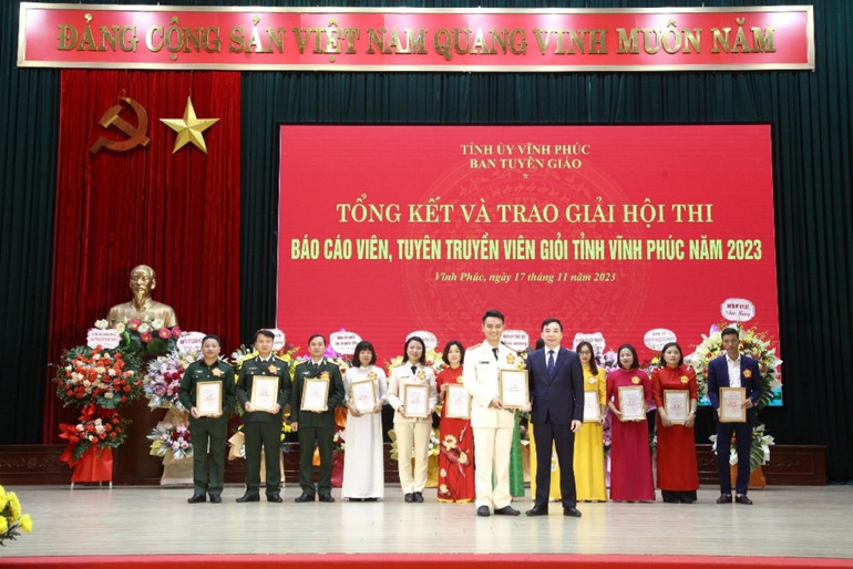 Trưởng Ban Tuyên giáo Tỉnh ủy Bùi Huy Vĩnh trao giải Nhất cho thí sinh.