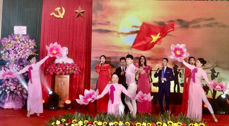 Biểu diễn văn nghệ tại Ngày hội Đại đoàn kết toàn dân tộc thôn Duy Bình, xã Vĩnh Ninh, huyện Vĩnh Tường.