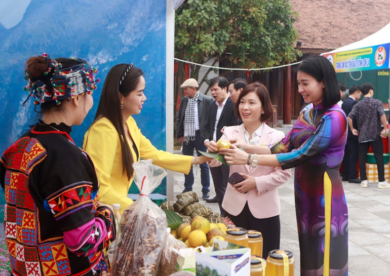 Các gian hàng tại triển lãm thu hút sự quan tâm của du khách. Các gian hàng tại triển lãm thu hút sự quan tâm của du khách.