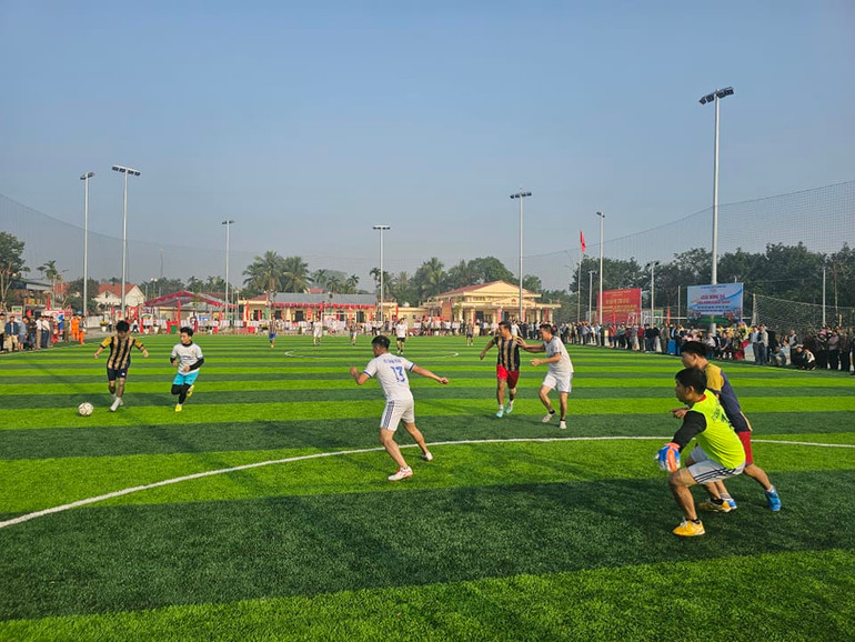 Sân bóng đá nhân tạo trong quần thể văn hóa-thể thao của thôn. Sân bóng đá nhân tạo trong quần thể văn hóa-thể thao của thôn.