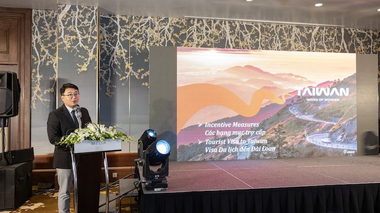 Ông Derek Chou giới thiệu thông tin du lịch Đài Loan (Trung Quốc) tại hội thảo. Ông Derek Chou giới thiệu thông tin du lịch Đài Loan (Trung Quốc) tại hội thảo.