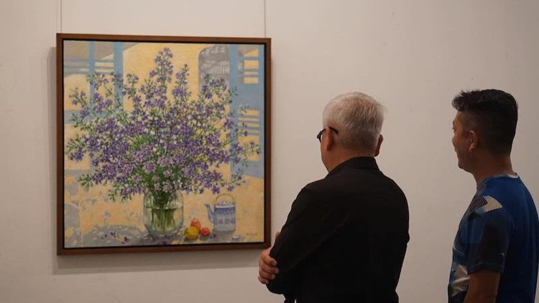 Thưởng lãm tác phẩm tại triển lãm.