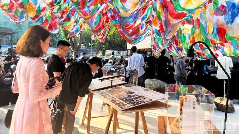 Triển lãm mở cửa tự do đón khách tham quan đến hết ngày 18/5.