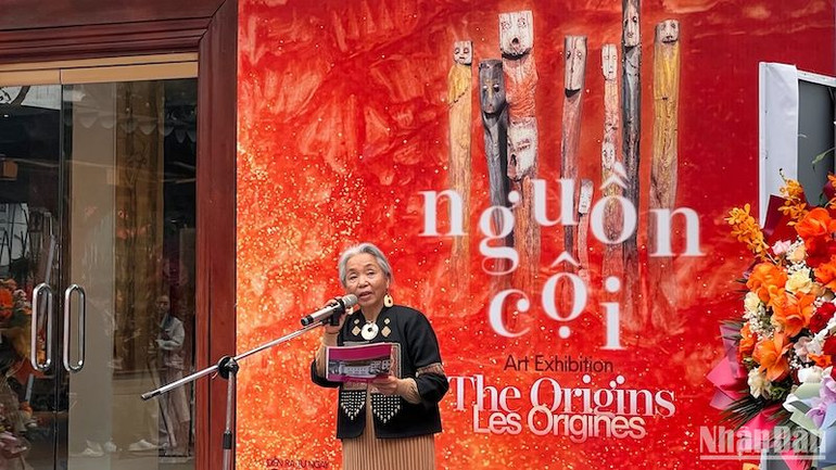 Hoạ sĩ Tô Bích Hải chia sẻ với khán giả những tâm tư, tình cảm trong lần trở về quê hương này.