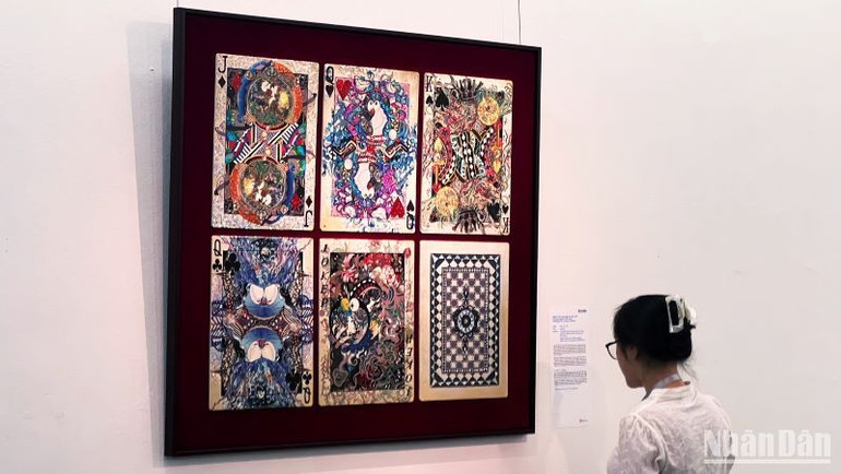 Tác phẩm "Doraeco" của Phan Tú Trân, nữ họa sĩ trẻ hiện đang thực hành nghệ thuật qua phong cách phái sinh, ưu tiên thử nghiệm các chất liệu mới để tạo ý niệm mới cho các hình tượng cũ, nhằm kể những câu chuyện đời thường tới công chúng.