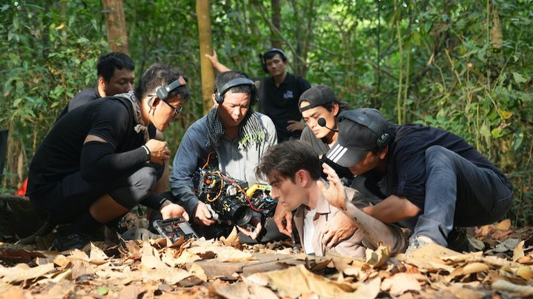Hậu trường một cảnh phim thực hiện tại Khu di tích lịch sử Địa đạo Củ Chi.