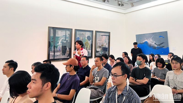 Tọa đàm thu hút sự quan tâm và bàn luận sôi nổi từ đại biểu và khách tham quan.