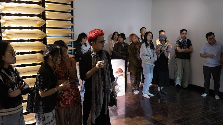 Khán giả tham quan mở xưởng. Khán giả tham quan mở xưởng.