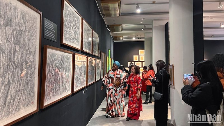 Bộ sưu tập "Lắng nghe đá thì thầm" có chất liệu than chì trên giấy dó. Tác giả cho biết đã lấy cảm hứng từ hình thù những viên đá trong dòng suối gần nhà, kết hợp với những cảm xúc từ tác phẩm "Văn tế thập loại chúng sinh" của đại thi hào Nguyễn Du.