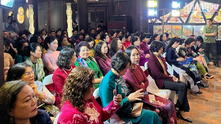 Áo dài Việt Nam là trang phục dành cho cả nữ và nam, không phân biệt lứa tuổi, vóc dáng, nghề nghiệp...