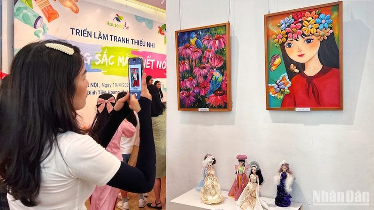 Ngoài những chất liệu truyền thống, triển lãm mang đến các tác phẩm độc đáo như tranh ghép từ sỏi đá, thời trang phiên bản búp bê... Ngoài những chất liệu truyền thống, triển lãm mang đến các tác phẩm độc đáo như tranh ghép từ sỏi đá, thời trang phiên bản búp bê...