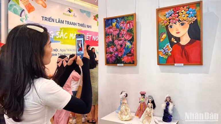 Ngoài những chất liệu truyền thống, triển lãm mang đến các tác phẩm độc đáo như tranh ghép từ sỏi đá, thời trang phiên bản búp bê...