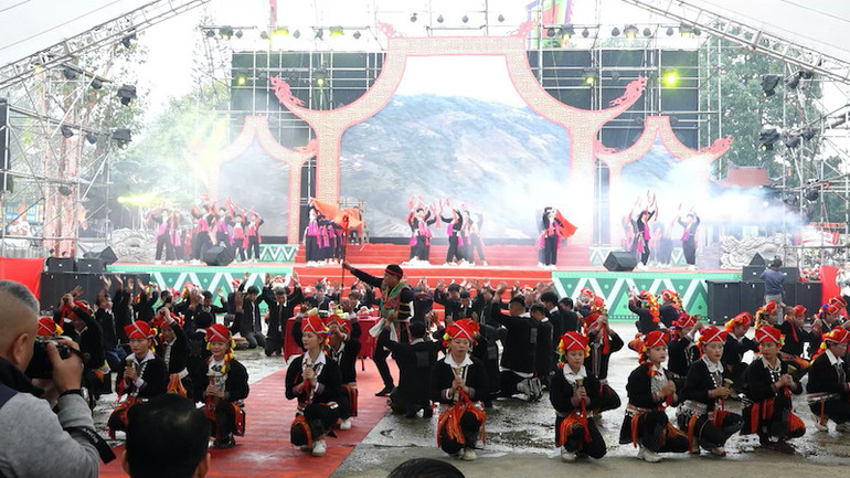 Màn múa chuông truyền thống của dân tộc Dao với sự tham gia của 300 nghệ nhân, đồng bào địa phương.