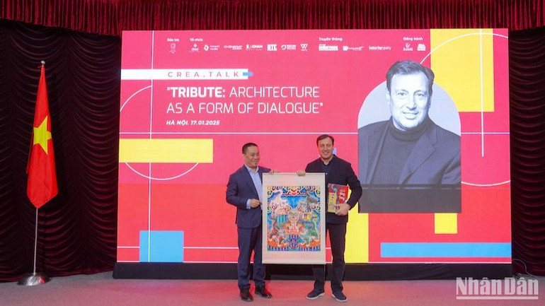 Đại diện Ban tổ chức trao quà lưu niệm là bức tranh dân gian Hàng Trống cho kiến trúc sư Marco Casamonti.