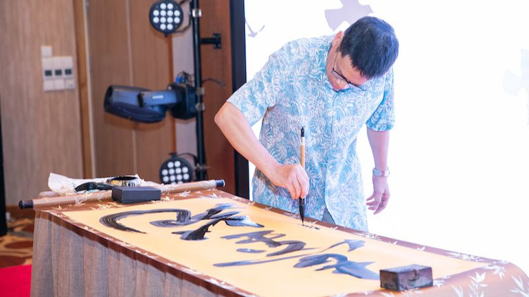 Trình diễn nghệ thuật thư pháp truyền thống tại sự kiện.
