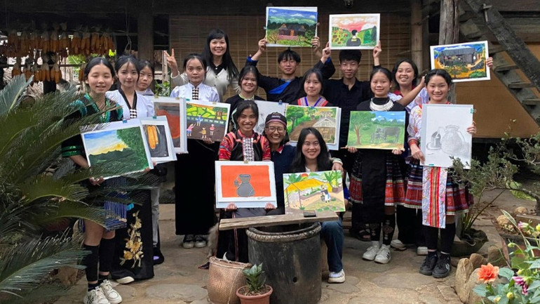 Câu lạc bộ Mỹ thuật Trường Phổ thông Dân tộc nội trú tỉnh Lai Châu thường xuyên tổ chức hoạt động sáng tác, giao lưu, qua đó phát hiện và bồi dưỡng học sinh có năng khiếu và đam mê mỹ thuật. (Ảnh: NGUYỄN THANH)