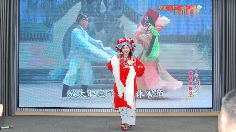 Tiết mục lồng tiếng kinh kịch được khán giả ủng hộ, cổ vũ nhiệt tình. Tiết mục lồng tiếng kinh kịch được khán giả ủng hộ, cổ vũ nhiệt tình.