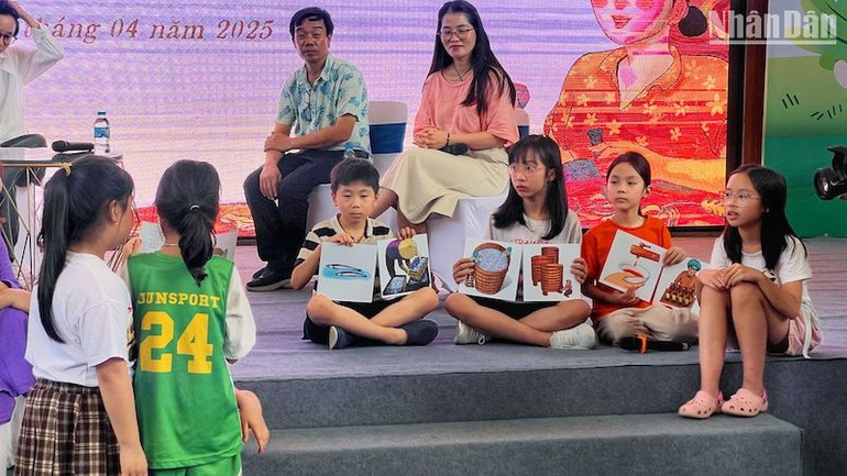 Các em nhỏ tìm hiểu về nghề truyền thống và văn hoá làng quê Việt Nam trong bộ sách.