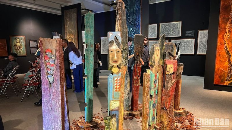 Bộ tượng gỗ "Totem" gợi lên những suy nghĩ, liên tưởng khác nhau ở mỗi người.