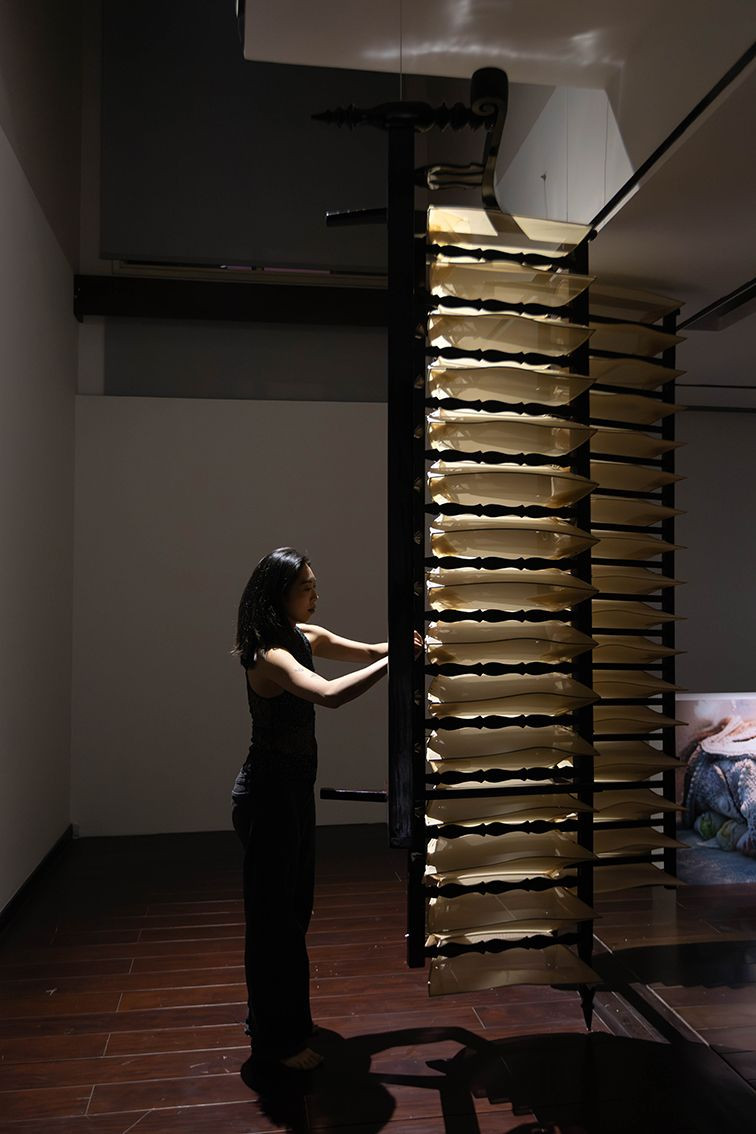 Nghệ sĩ Thủy Tiên bên một tác phẩm đang hoàn thiện của mình. Nghệ sĩ Thủy Tiên bên một tác phẩm đang hoàn thiện của mình.