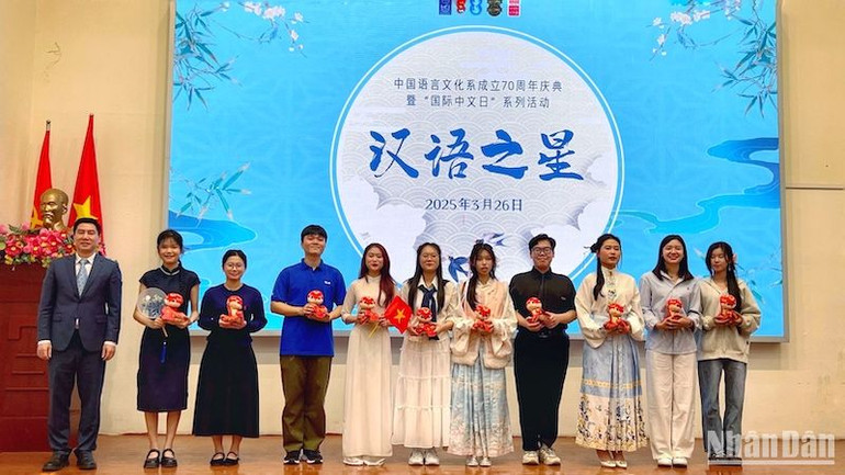 Giám đốc Trung tâm Văn hóa Trung Quốc tại Hà Nội Trương Đức Sơn (ngoài cùng bên trái) trao quà lưu niệm cho các sinh viên vào vòng Chung kết.