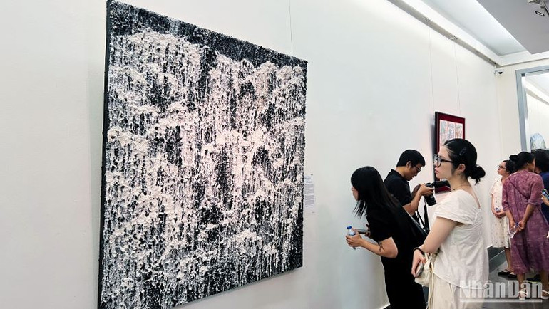 Tác phẩm "Dòng chảy" sử dụng hai vật liệu bản địa là than đá Quảng Ninh và bột gạo từ Đồng bằng sông Cửu Long để kể câu chuyện về tài nguyên thiên nhiên và sự giao thoa nông nghiệp-công nghiệp của hai đầu đất nước.